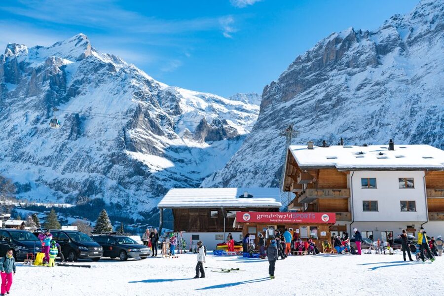 From Interlaken: Grindelwald Beginners Snowboarding Lesson - From OUTDOOR Interlaken Base to the first slope time