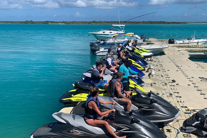 Jet Skiing around La famille ship and smaller pristine cays - Close-up at the shipwreck: the payoff (and the risk)