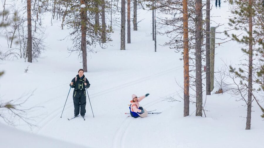 Saariselkä: Cross-Country Skiing for beginners - Getting picked up in Saariselkä and fitted with new skis