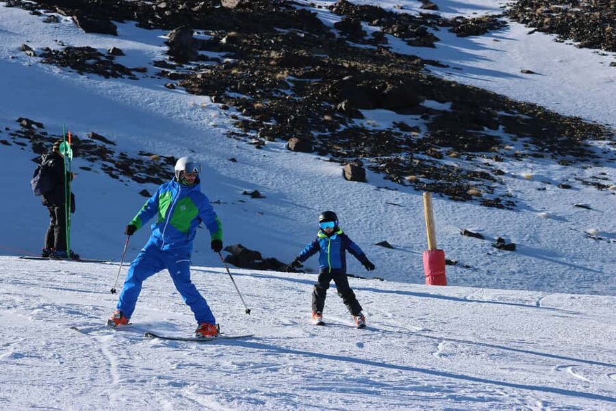 Sierra Nevada: 3-Hour Group Ski Lesson with Equipment Included - Quick, Clear Coaching in English and Spanish