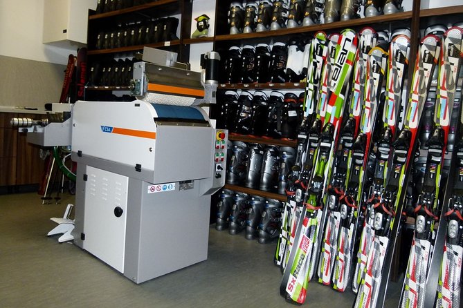 Ski and Snowboard Equipment servicing in Bansko - Finding Ski & Board Traventuria: location and seasonal hours